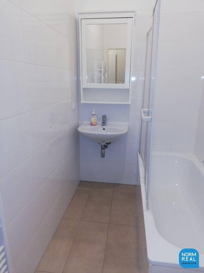Bad mit Wanne