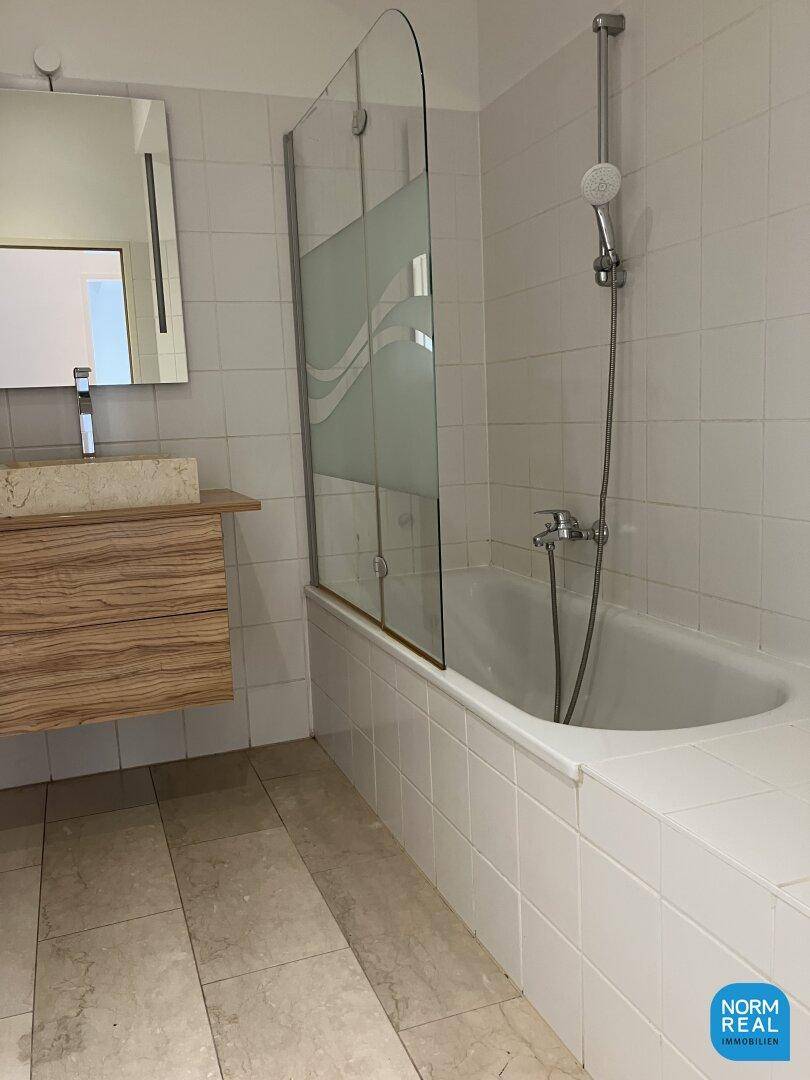 Bad mit Wanne