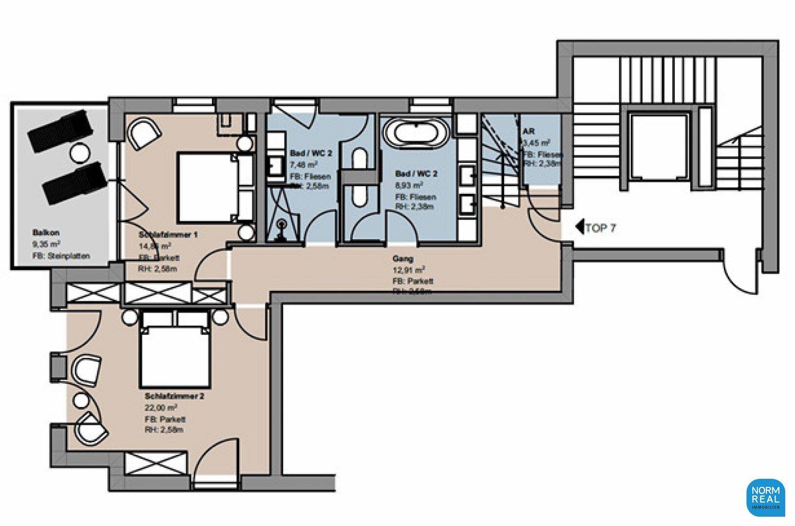 Grundriss des Obergeschosses mit zwei Schlafzimmern, zwei Bädern und Balkon.