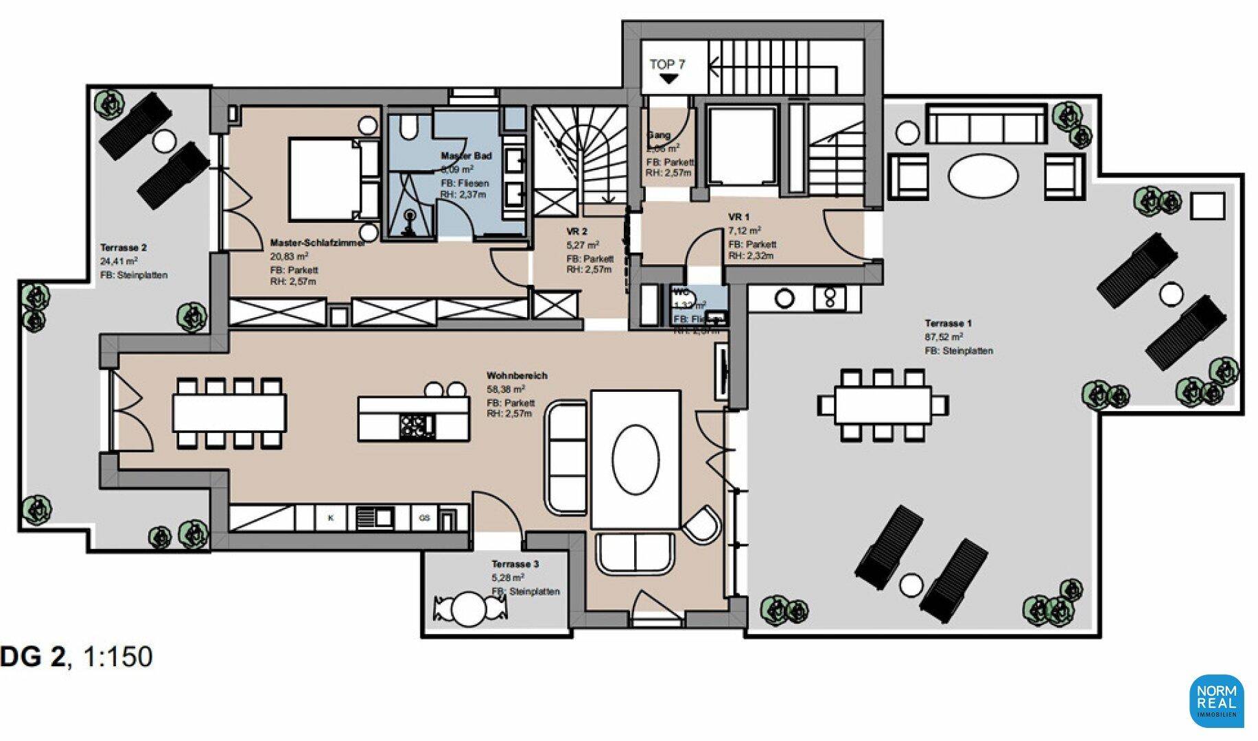 Grundriss der Hauptebene mit offenem Wohnbereich, Master-Schlafzimmer und drei Terrassen.