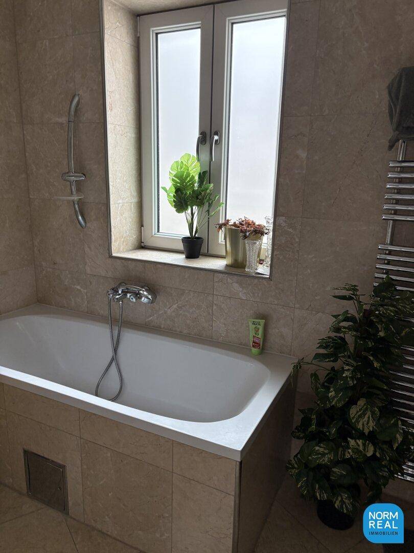 Bad mit Wanne