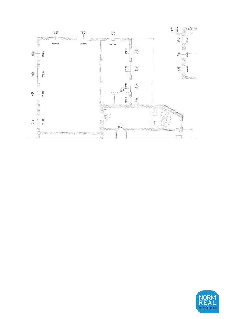Grundriss zeigt die Aufteilung einer Etage mit einem Treppenhaus und mehreren Räumen.