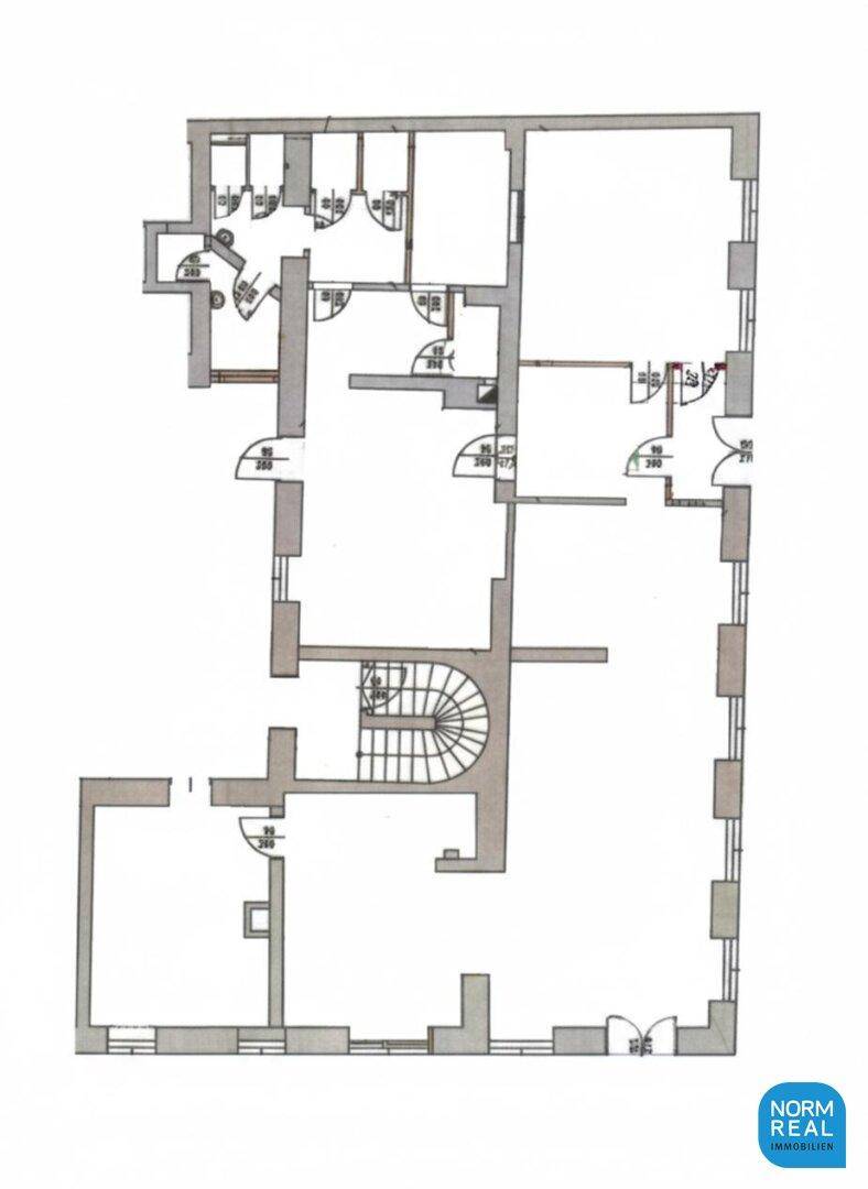 Grundriss des Erdgeschosses mit verschiedenen Räumen und einem zentralen Treppenhaus.
