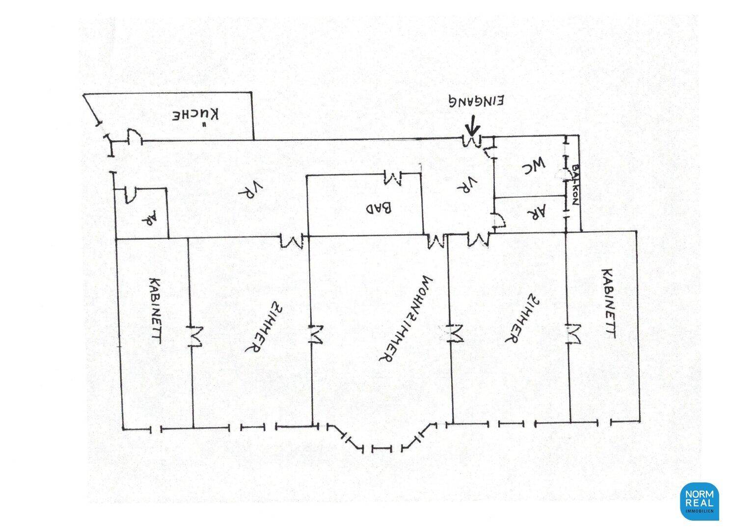 Detaillierter Grundriss einer Wohnung mit separater Küche, Bad, WC, Abstellraum und Balkonzugang.