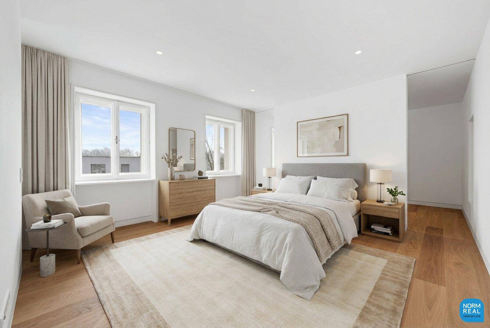 Helles Schlafzimmer mit Holzboden, großem Bett und minimalistischer, moderner Einrichtung.