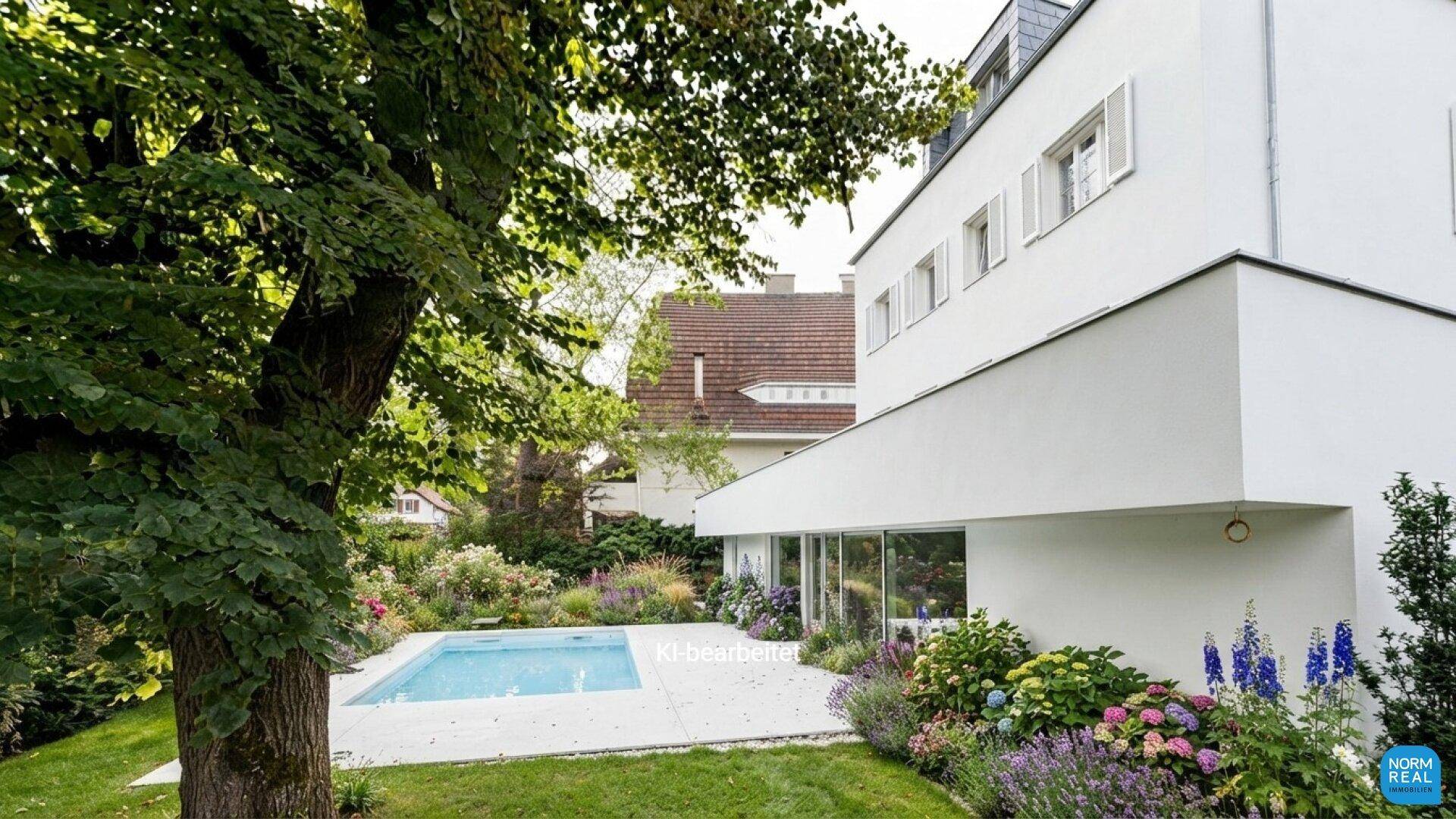 Seitliche Ansicht der Villa mit üppigem Garten, altem Baumbestand und einladendem Poolbereich.
