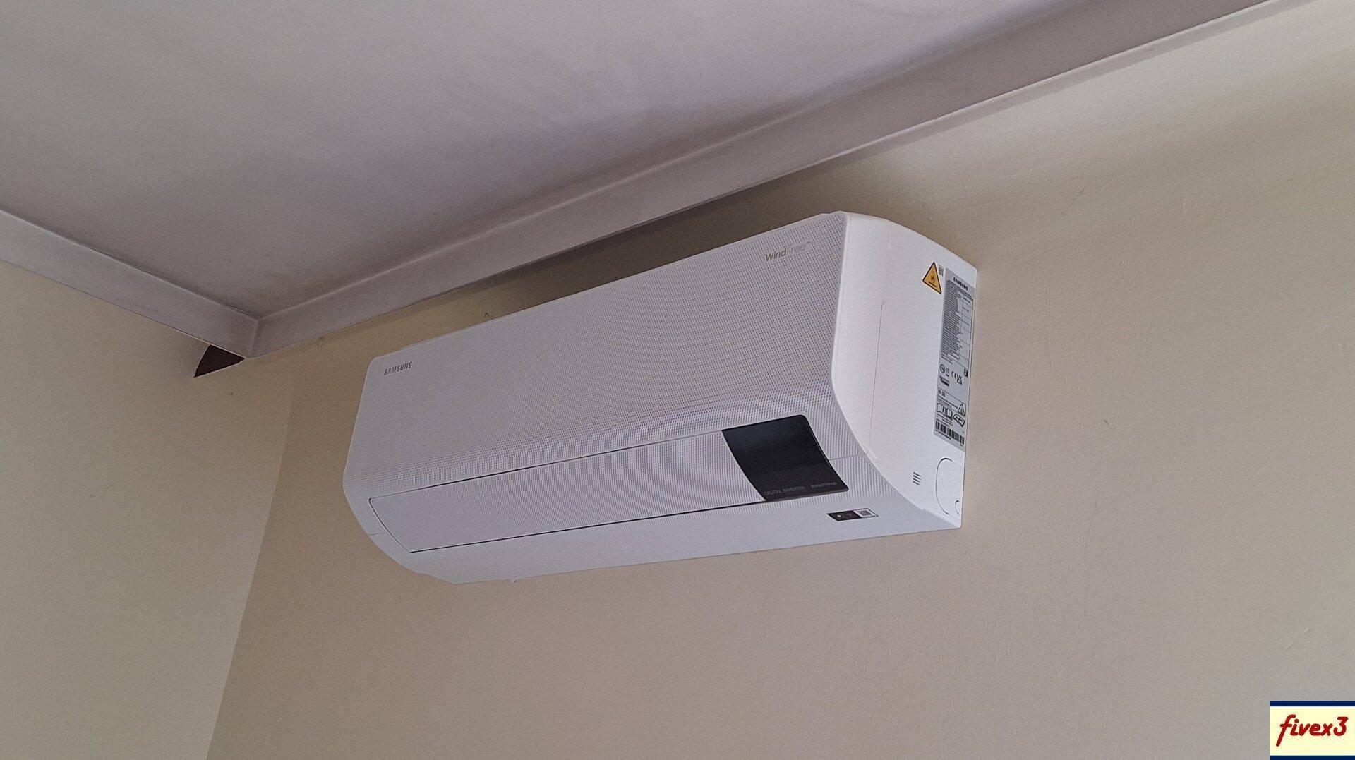 Nahaufnahme einer modernen Klimaanlage an der Wand in einem Innenraum.