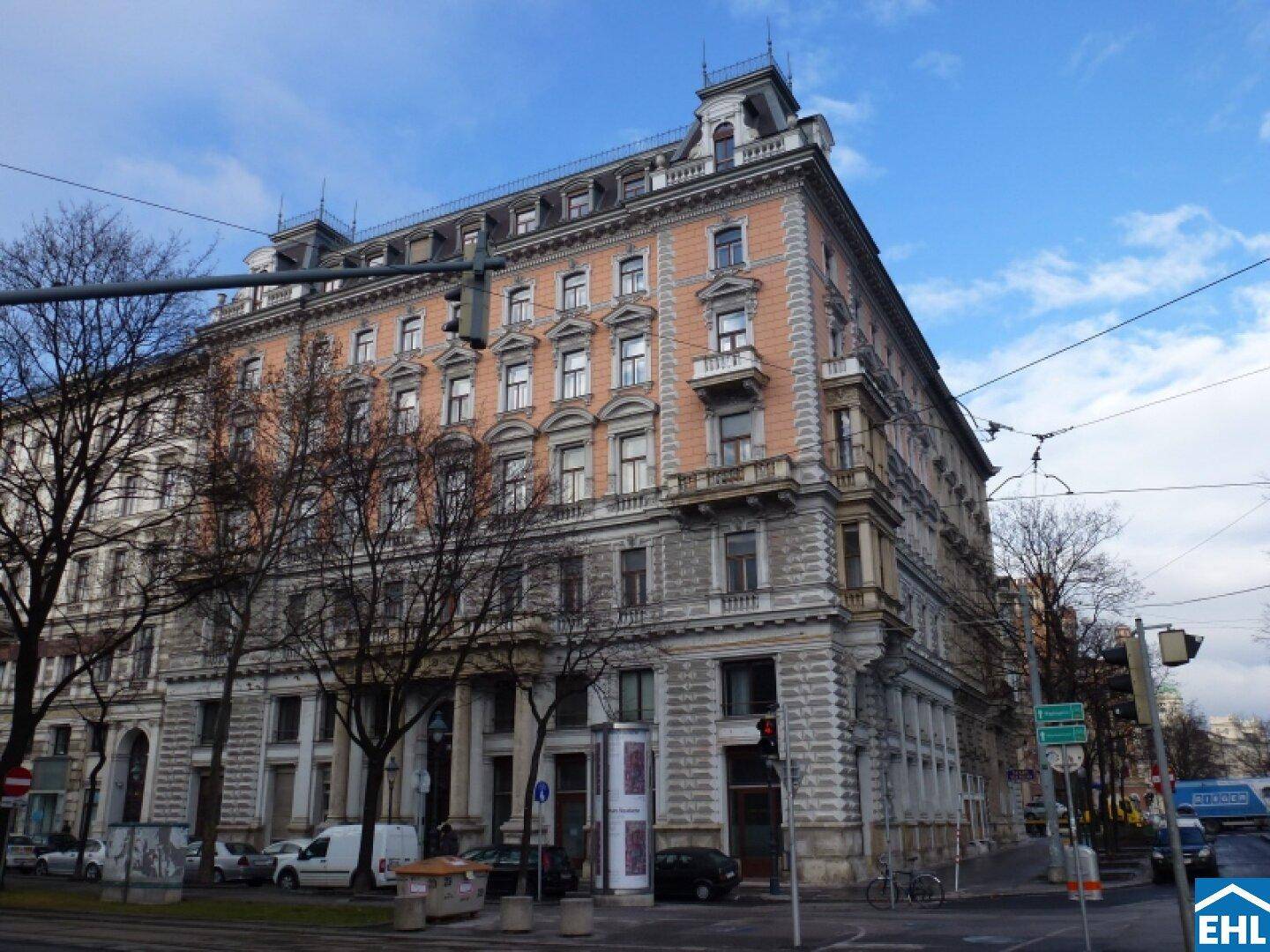 Historisches Gebäude mit aufwendiger Fassade, vielen Fenstern und architektonischen Details.