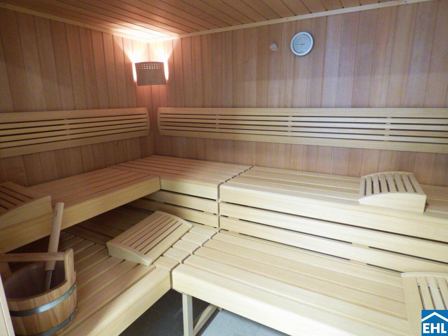 Traditionelle Holzsauna mit mehreren Bänken und einem klassischen Saunaofen.