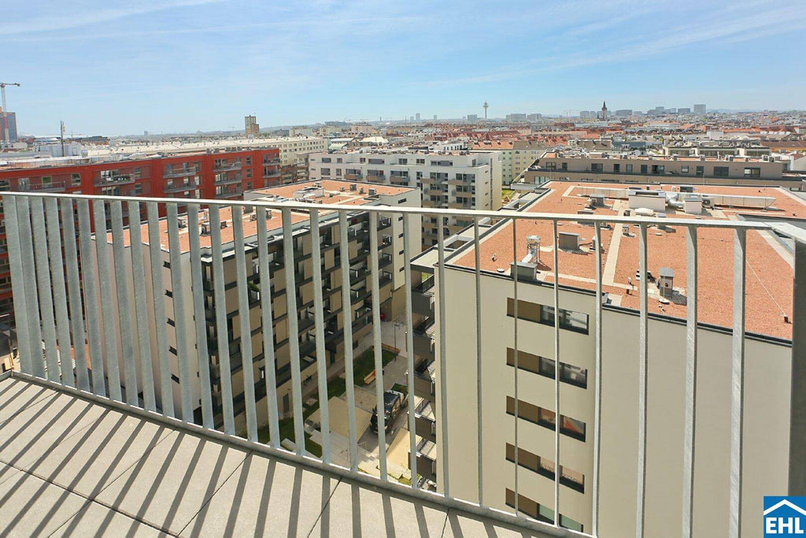 Geräumiger Balkon mit Metallgeländer und Panoramablick über die städtische Umgebung.