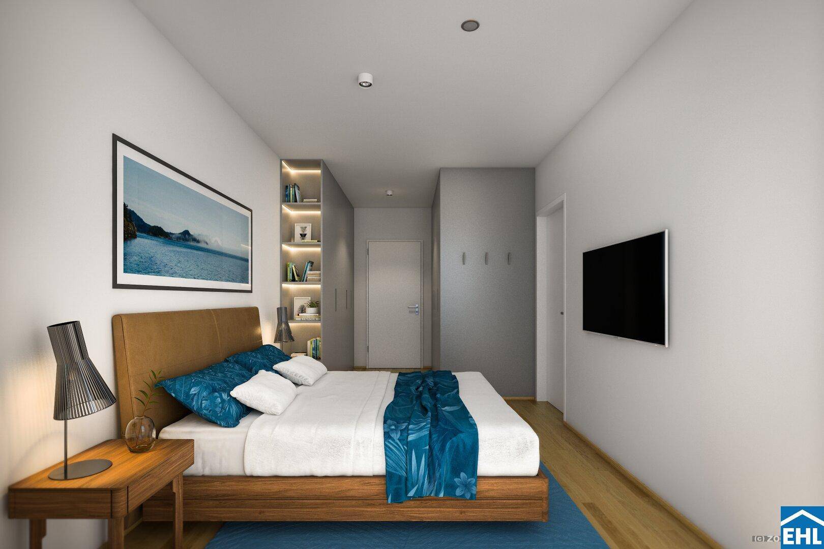 Helles Schlafzimmer mit Holzboden, integrierten Regalen und Wandfernseher.