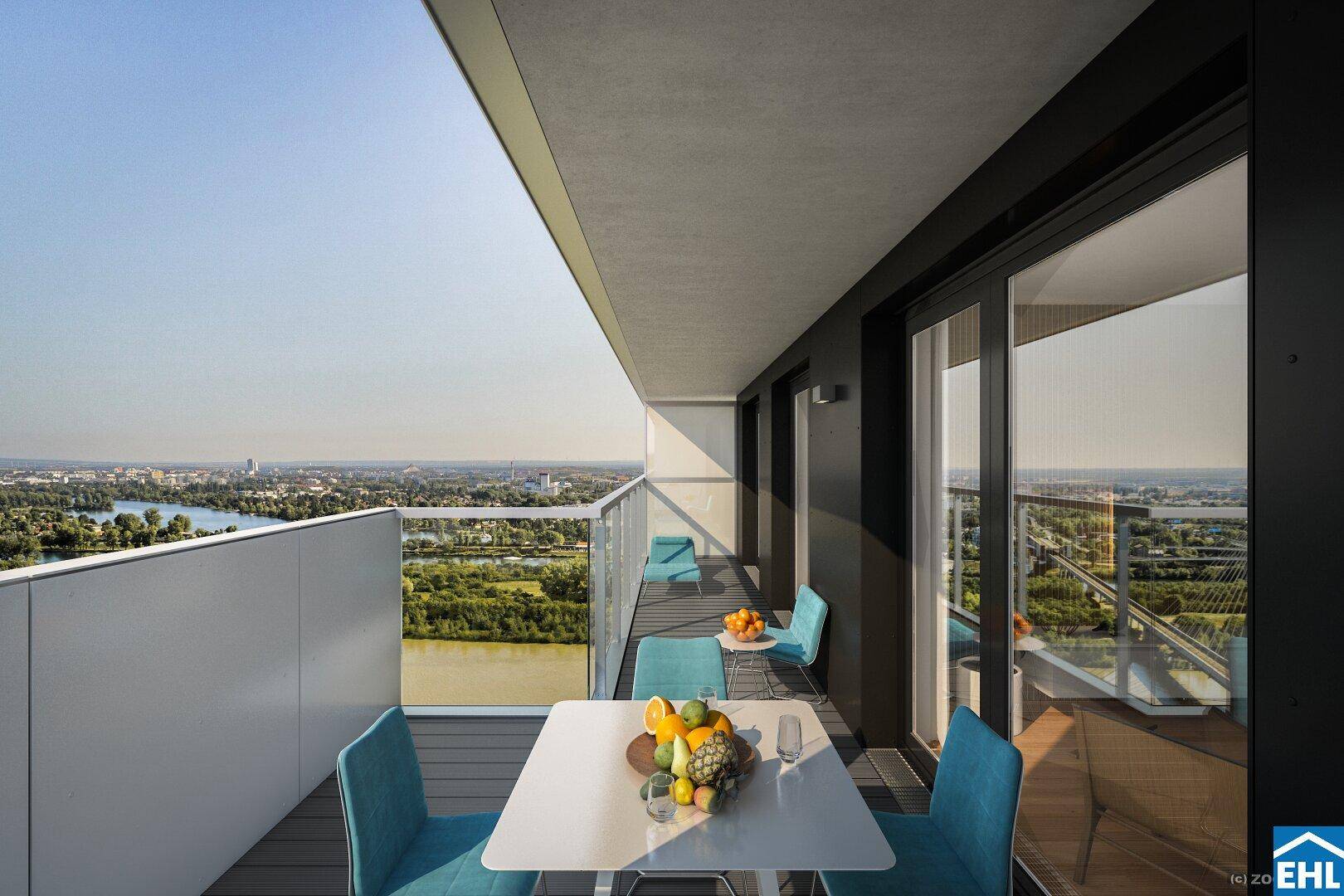 Geräumiger Balkon mit Sitzgelegenheiten und weitem Blick auf die Stadt und den Fluss.