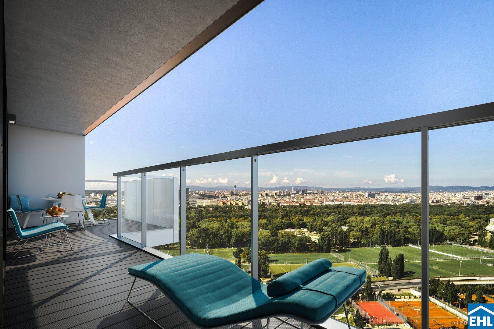Großer Balkon mit Liegestuhl und Panoramablick über die Stadt und Sportanlagen.