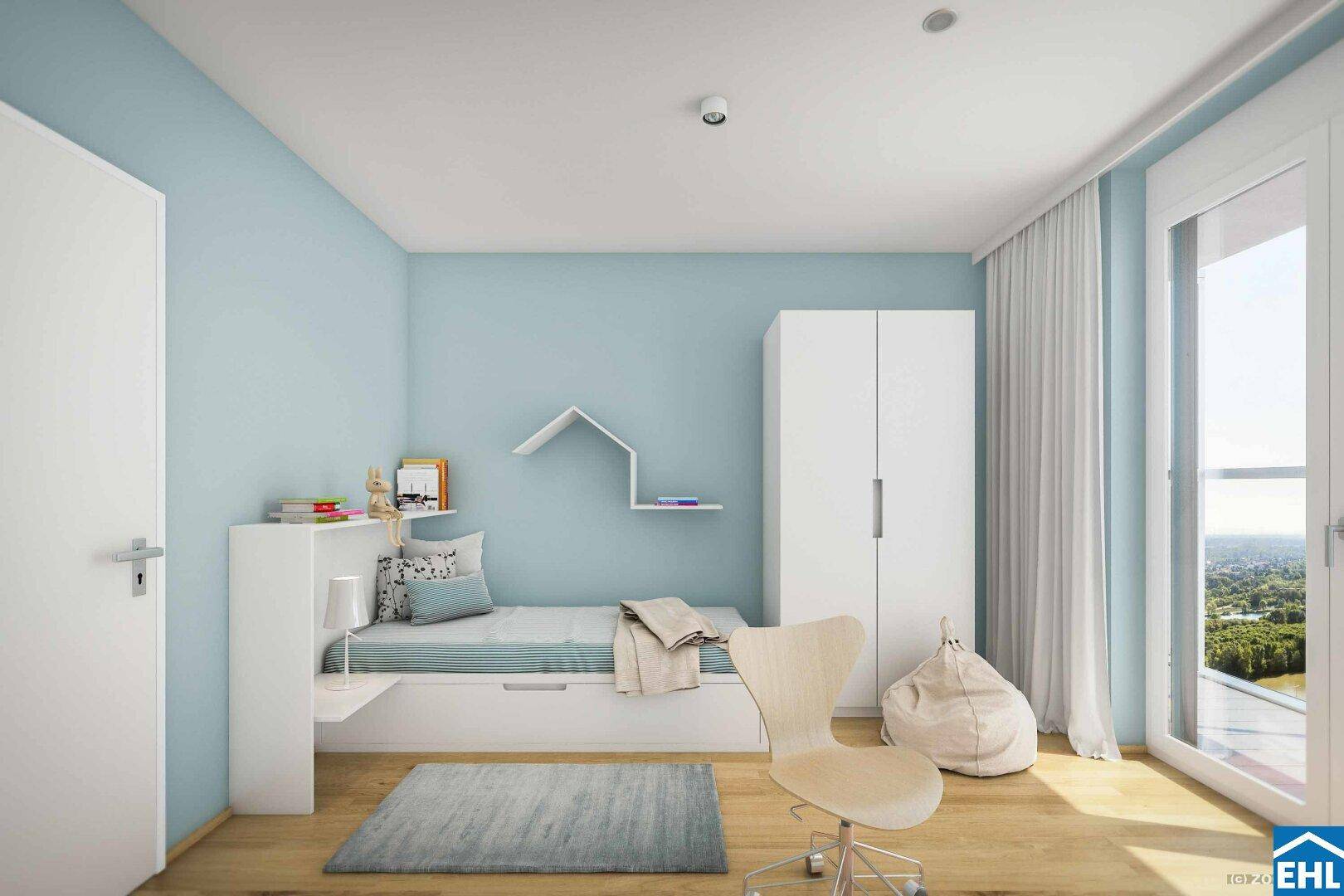 Freundliches Zimmer mit blauen Wänden, Holzboden und Zugang zum Balkon.