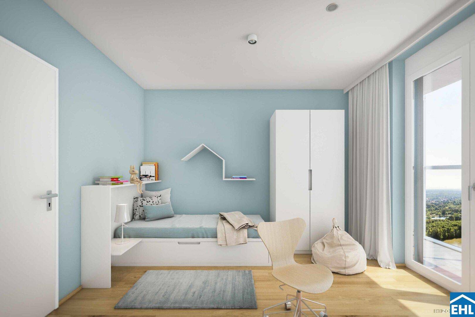 Helles Kinderzimmer mit blauen Wänden, Schreibtisch und Blick ins Grüne.