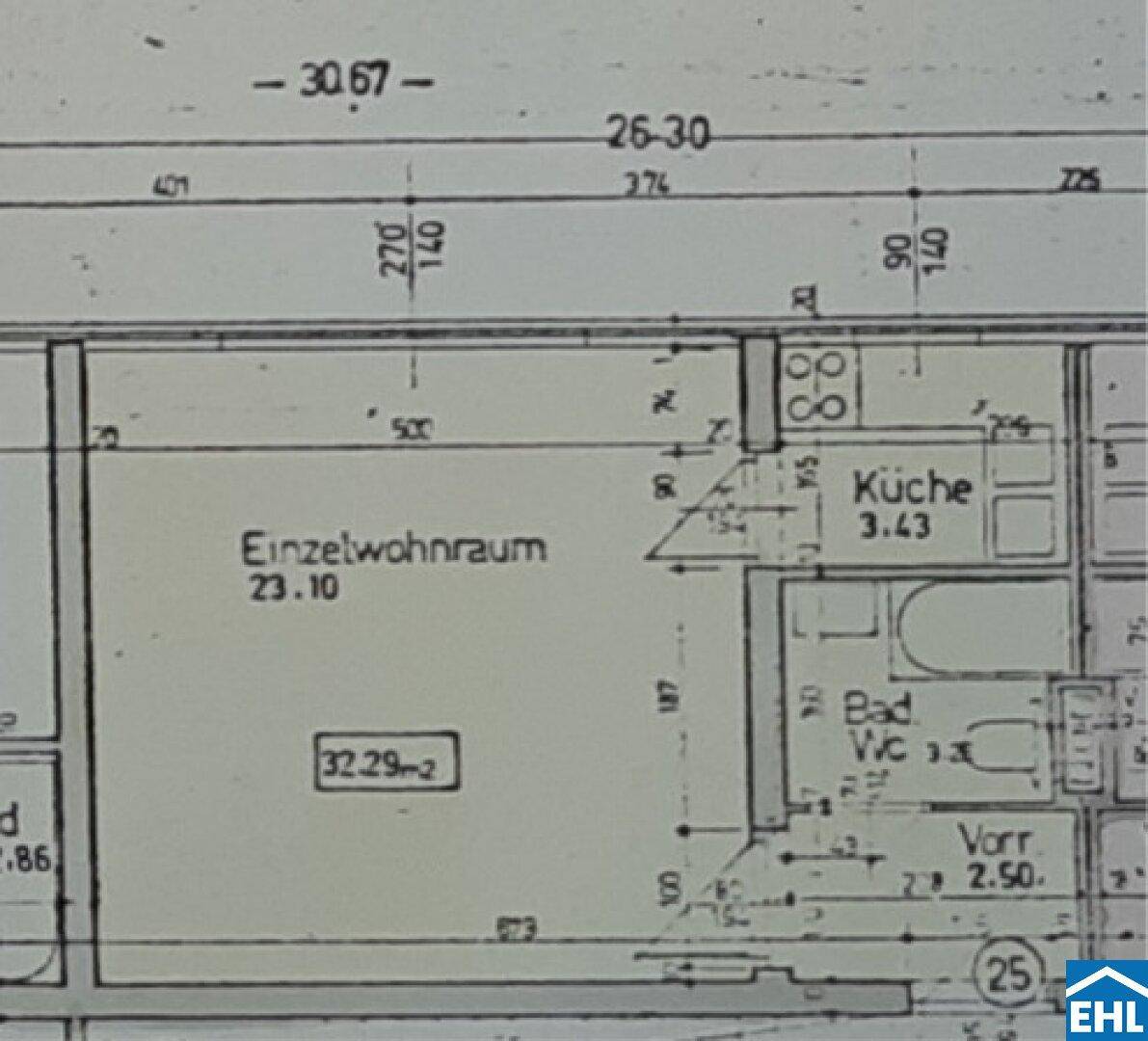 Detaillierter Grundrissausschnitt mit Wohnraum, Küche und Bad, inklusive Bemaßung.