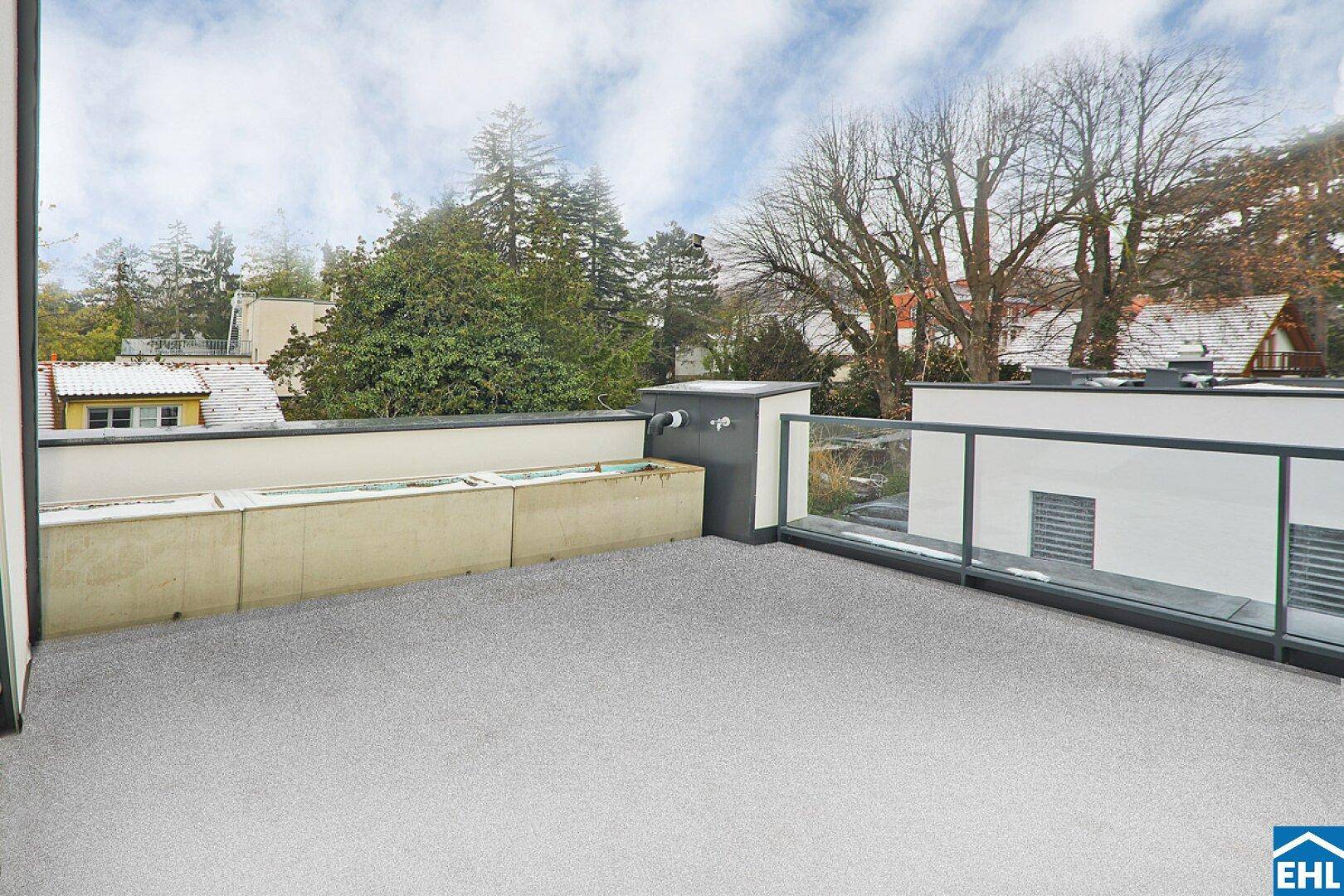 Große Dachterrasse mit weitem Blick, ideal für Erholung und Unterhaltung im Freien.