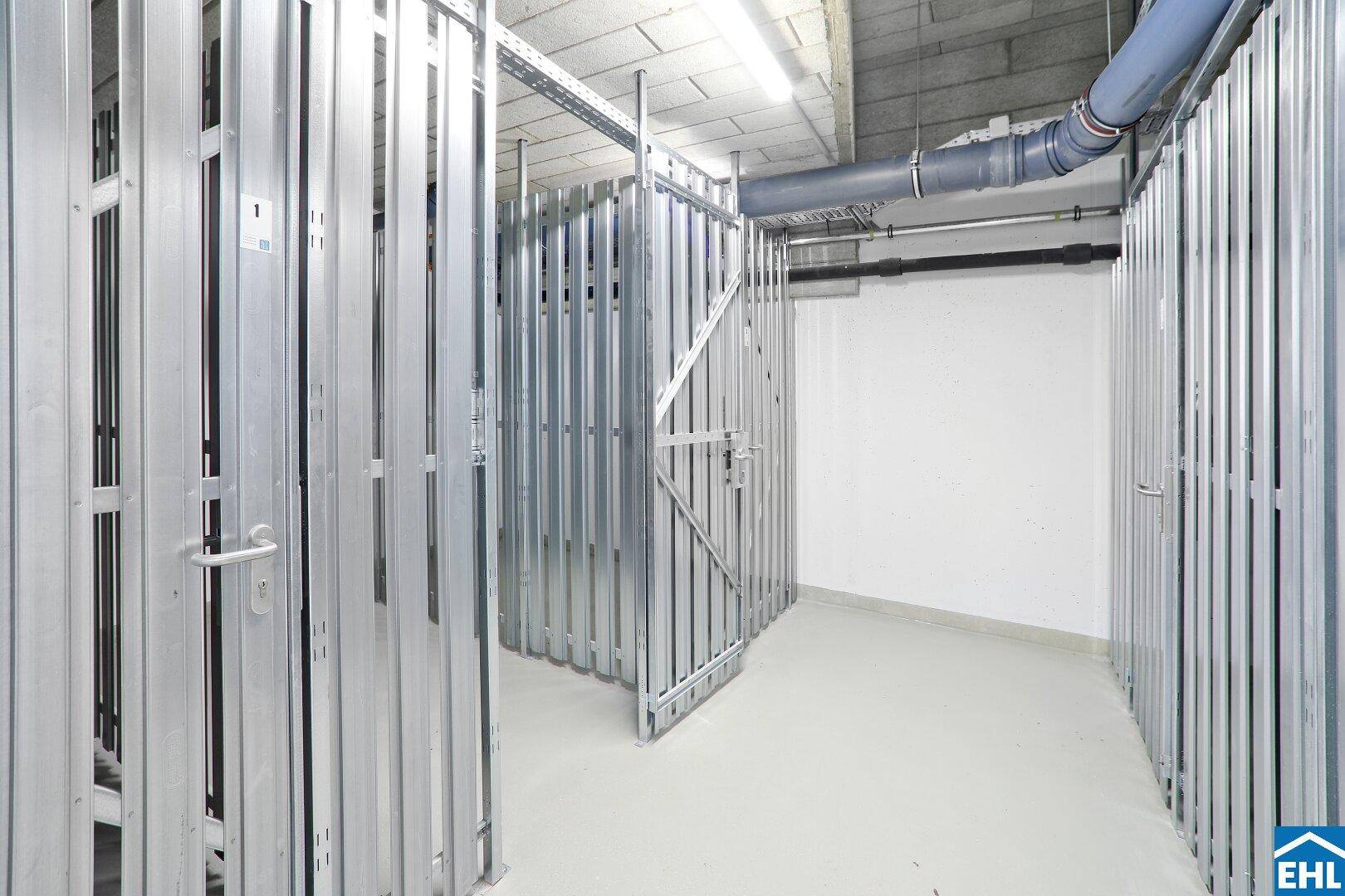 Kellerabteile mit Metallgittern in einem sauberen und funktionalen Untergeschoss, ideal für zusätzlichen Stauraum.