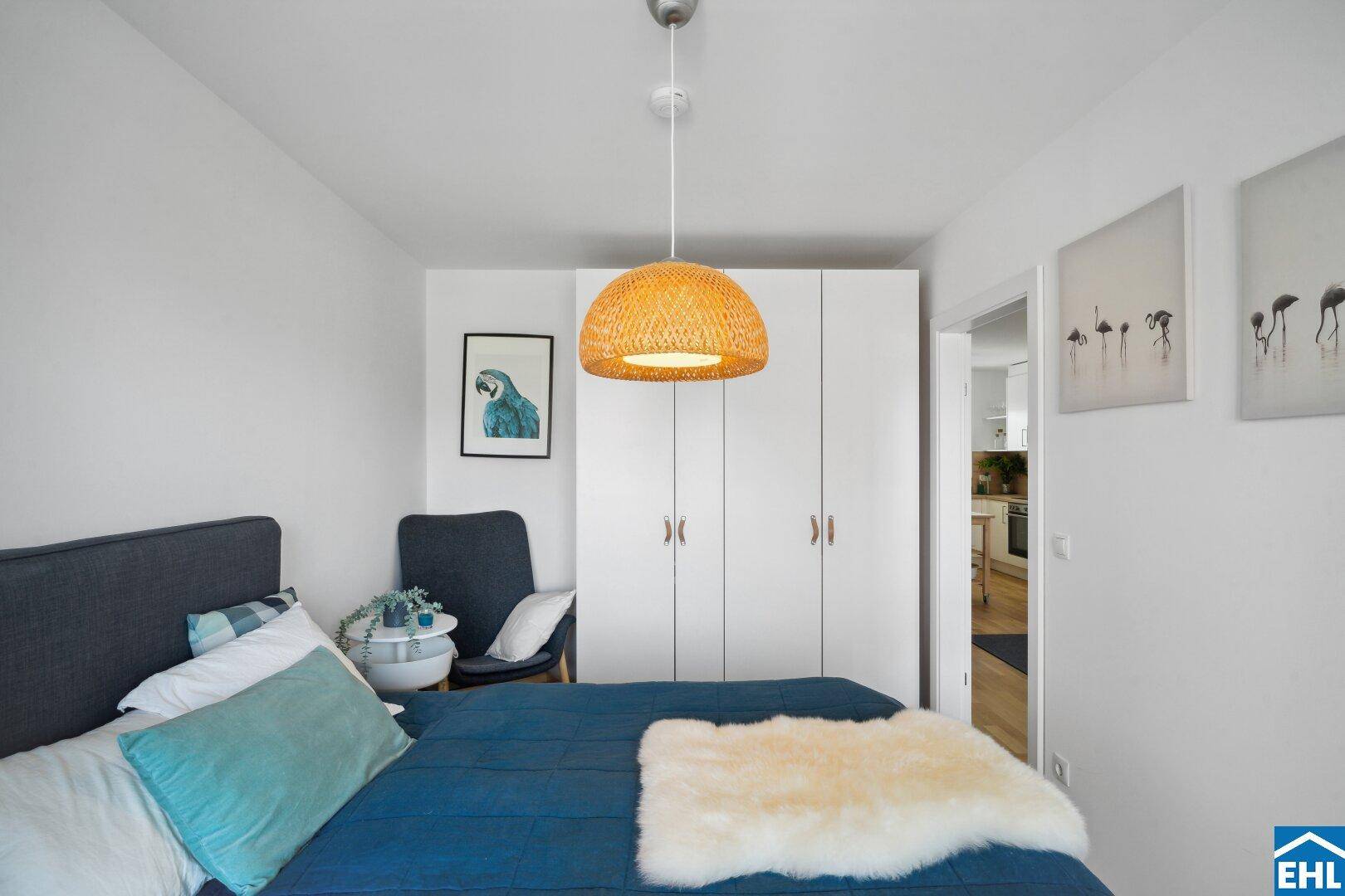 Helles Schlafzimmer mit großem Kleiderschrank und moderner Einrichtung, bietet Komfort und Stauraum.