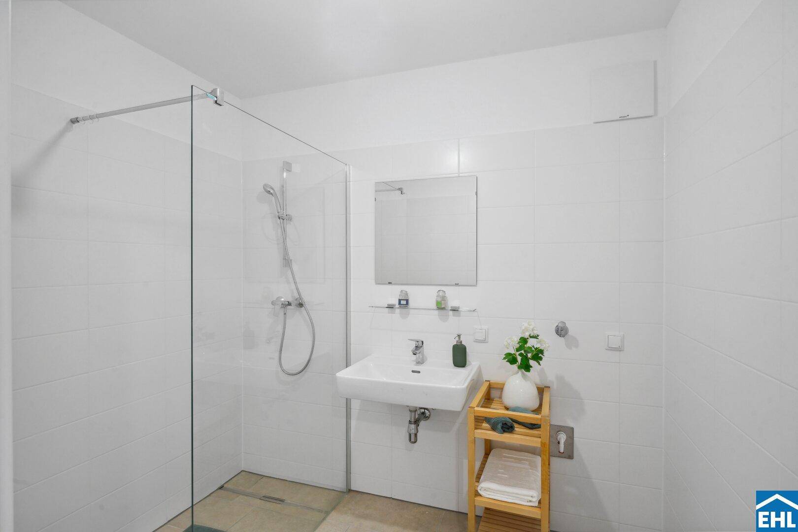 Modernes Badezimmer mit ebenerdiger Dusche und Einzelwaschbecken.