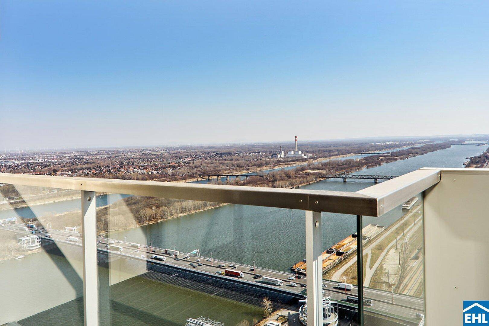 Atemberaubender Panoramablick vom Balkon über den Fluss, Brücken und die umliegende Landschaft.