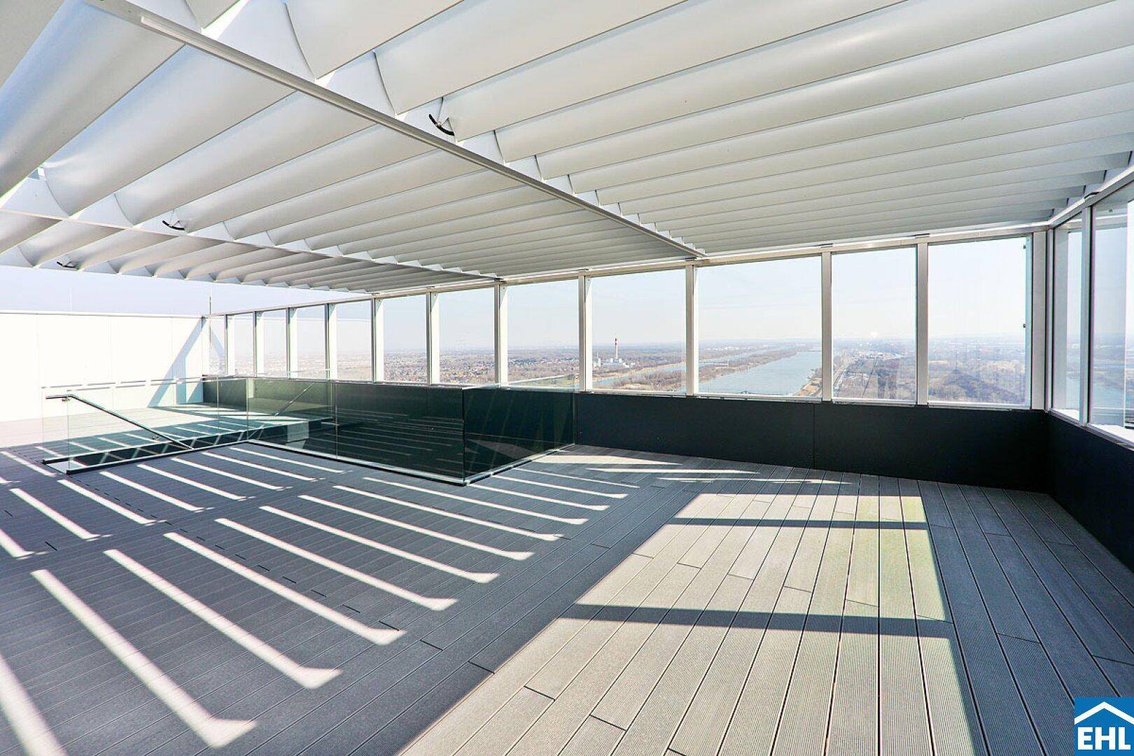Überdachte Dachterrasse mit Panoramablick und viel Platz für Entspannung im Freien.