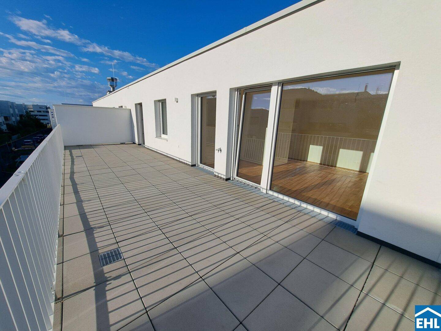Großzügige Dachterrasse mit Fliesenboden und weitem Blick über die Umgebung.