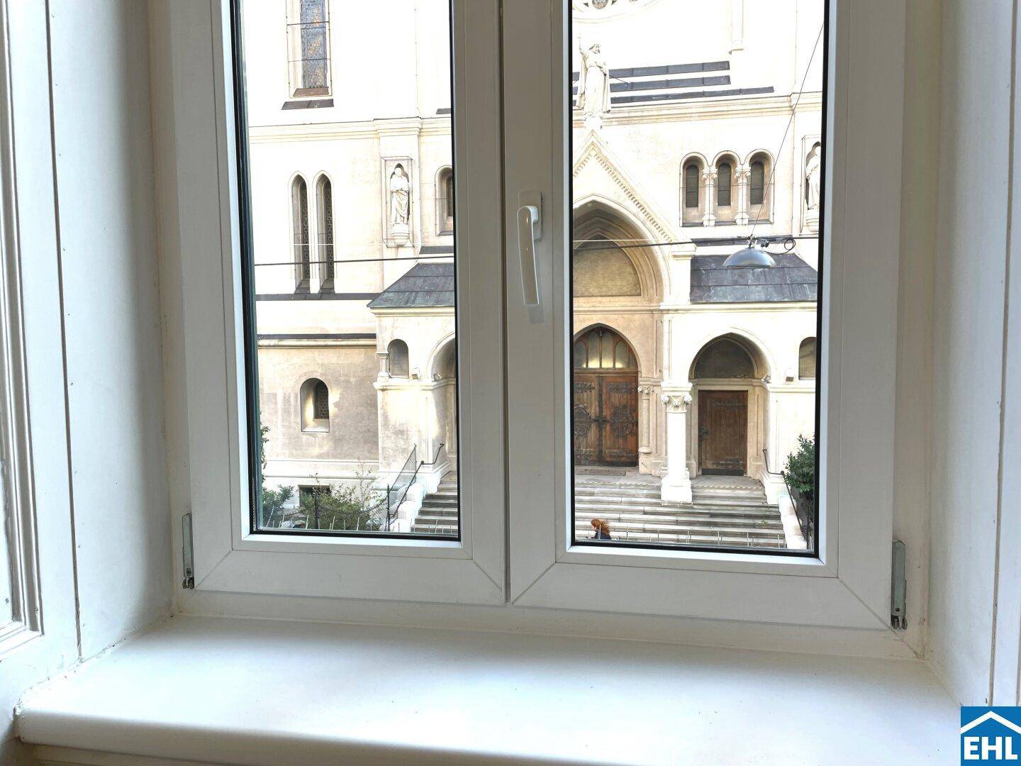 Blick aus dem Fenster auf eine historische Kirche mit beeindruckender Architektur.
