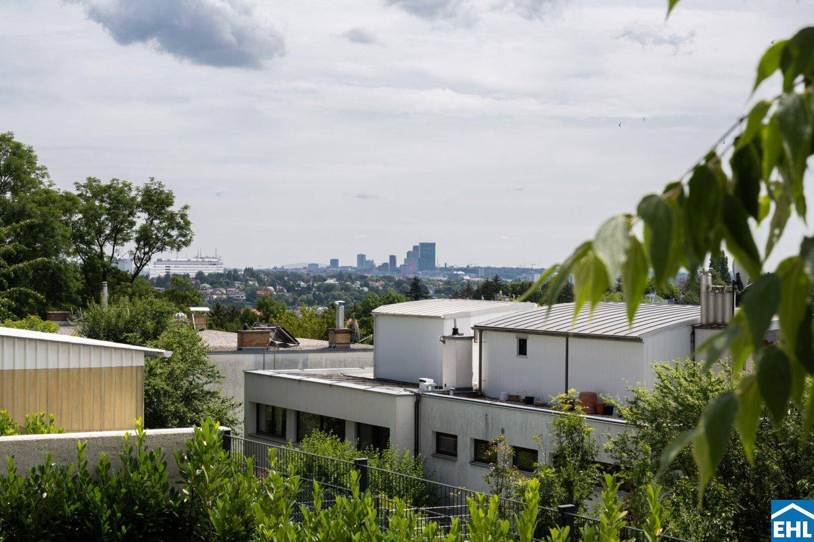 Weitblick über die Stadt und die umliegende Landschaft von der Immobilie aus.