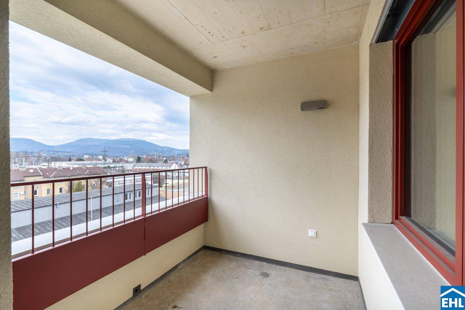 Geräumiger Balkon mit Bergblick, ideal für entspannte Stunden im Freien.