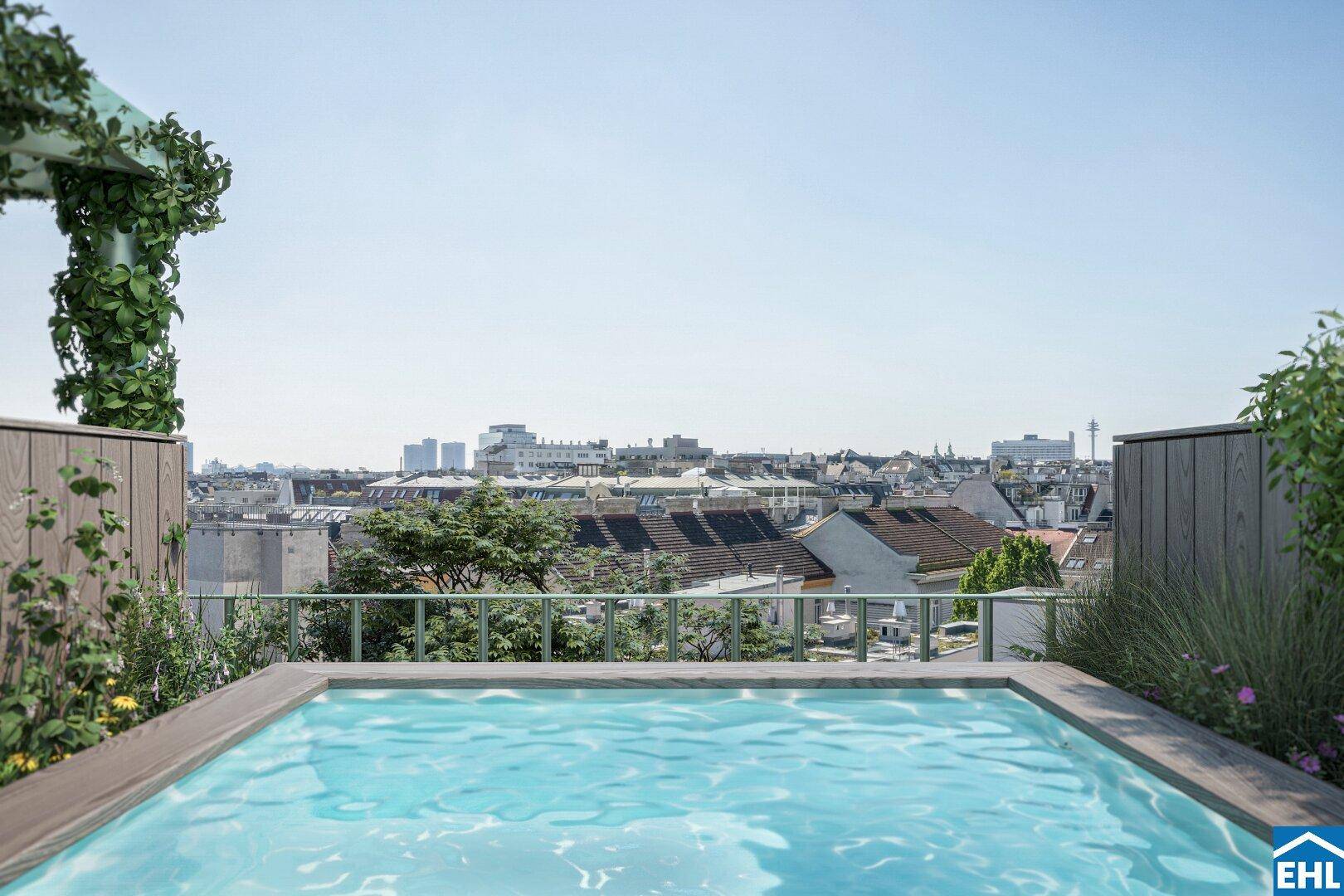 Dachterrasse mit kleinem Pool und weitem Blick über die Dächer der Stadt.