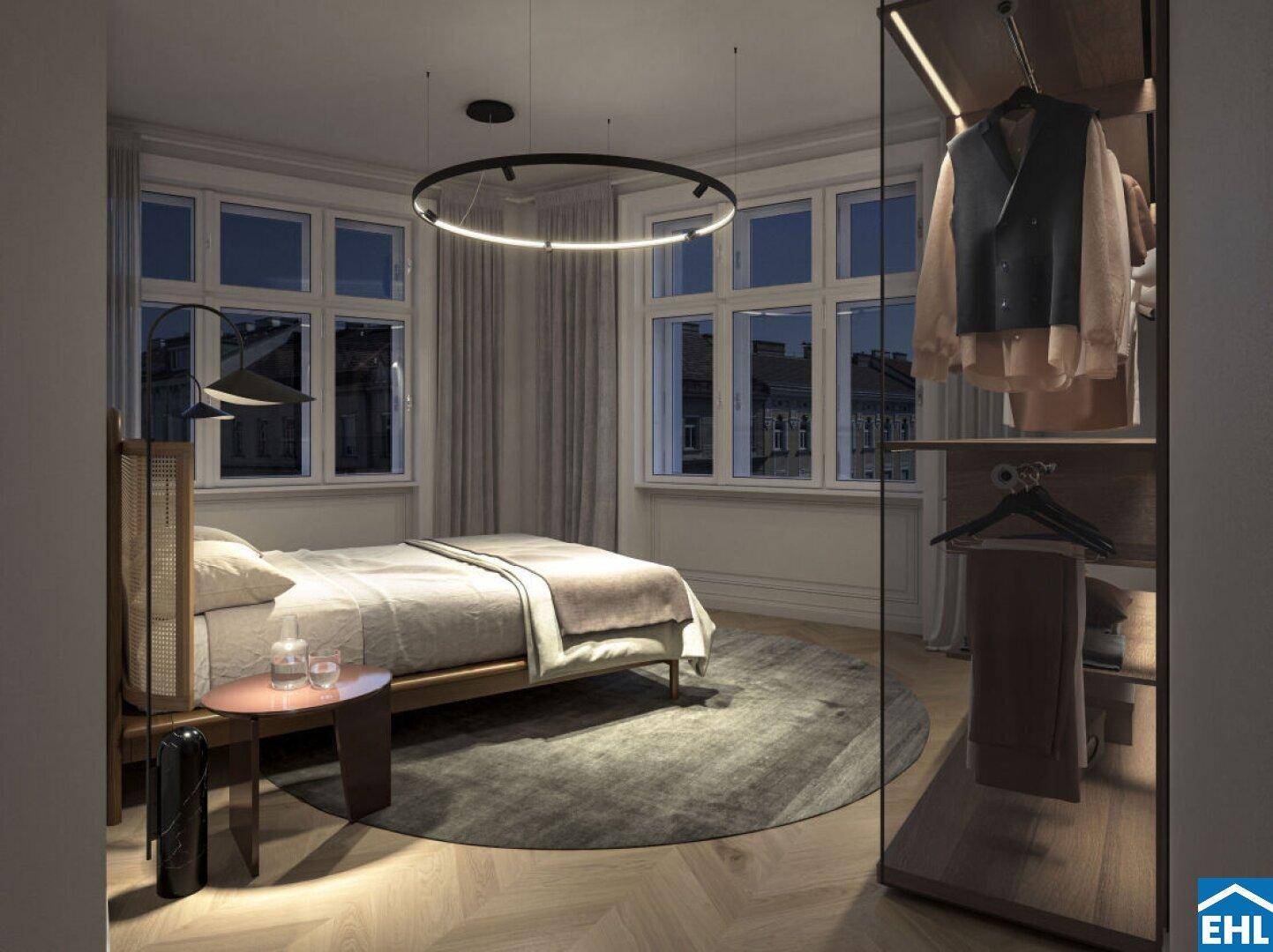 Modernes Schlafzimmer mit großen Fenstern, Parkettboden und offenem Kleiderschrank.