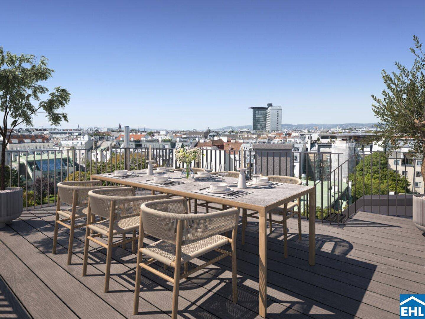 Geräumige Dachterrasse mit Esstisch und Stühlen, ideal für Mahlzeiten im Freien mit Stadtblick.