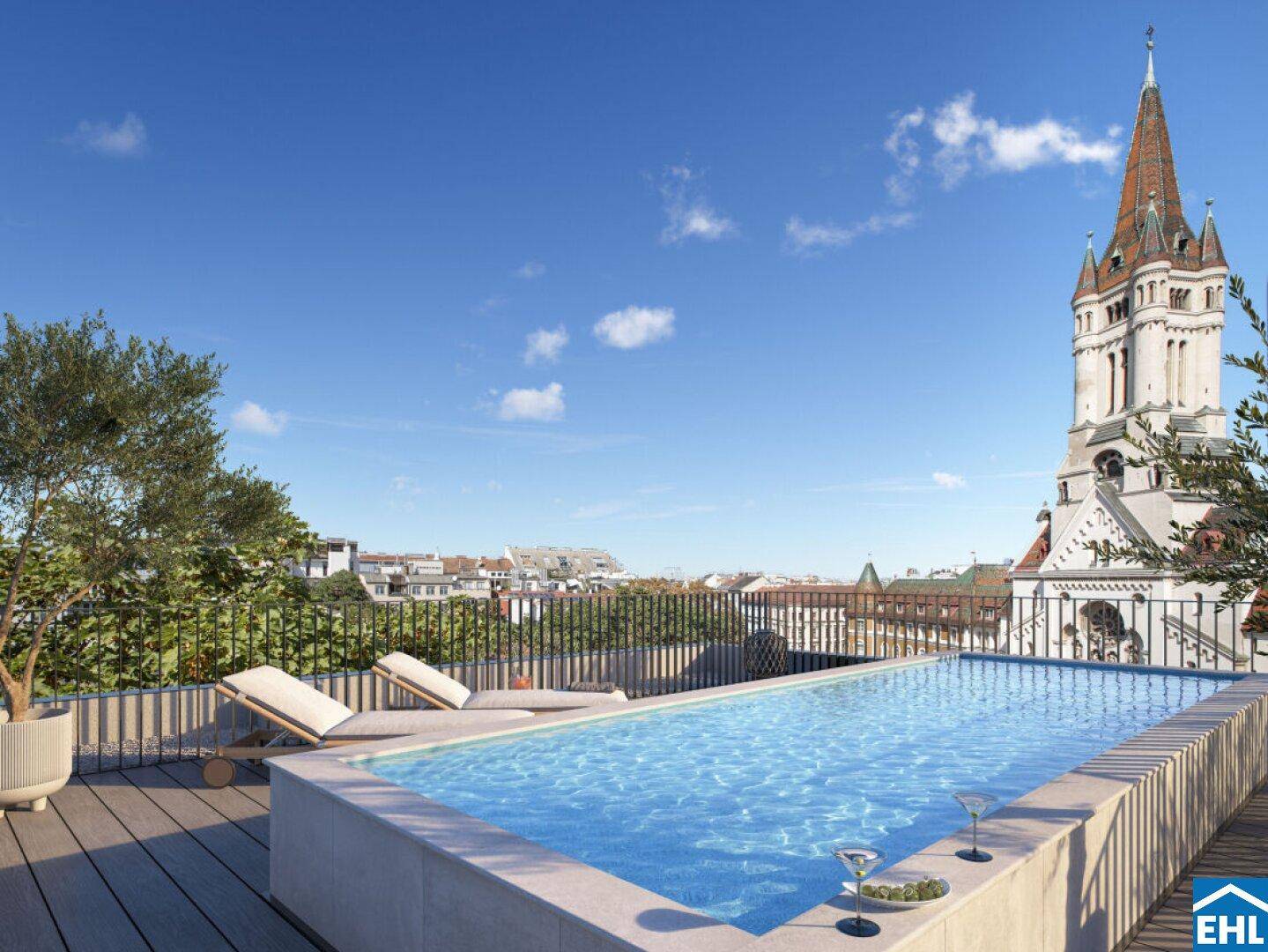 Exklusiver Dachpool mit Liegestühlen und Panoramablick über die Stadt und historische Gebäude.