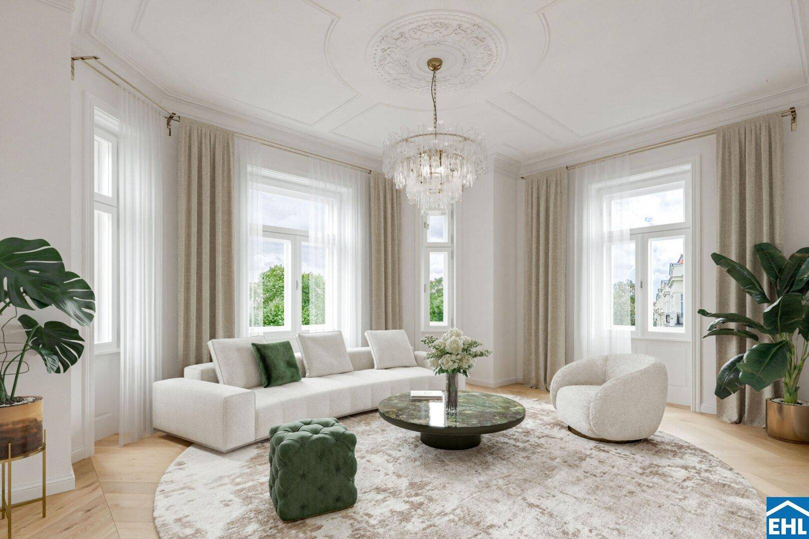 Elegantes Wohnzimmer mit Stuckdecke, Kronleuchter, weißem Sofa und großen Fenstern mit Grünblick.