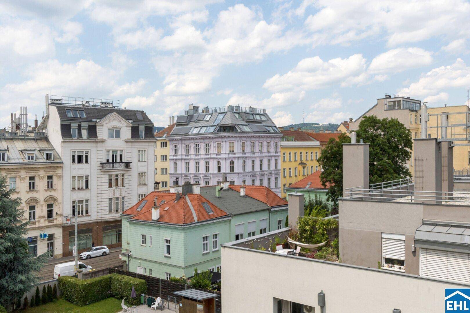 Weitläufiger Blick über die Dächer der Stadt mit unterschiedlichen Gebäudestilen.