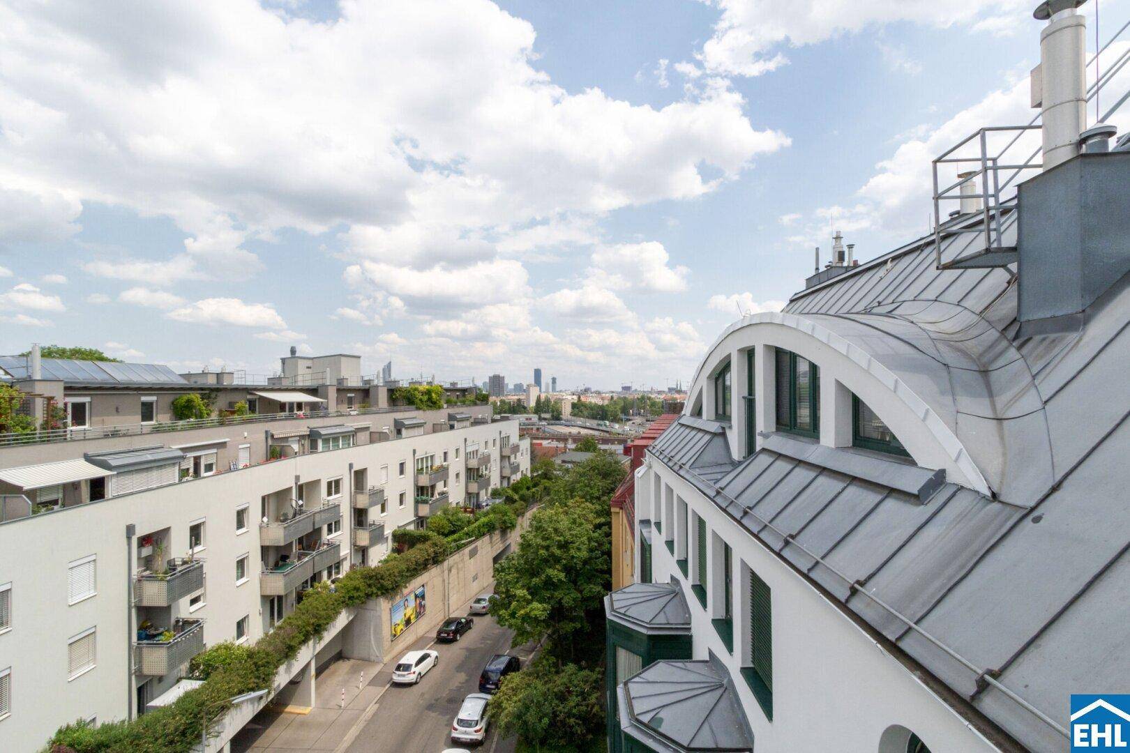 Panoramablick über die Stadt mit verschiedenen Gebäuden und der markanten Dachlandschaft.