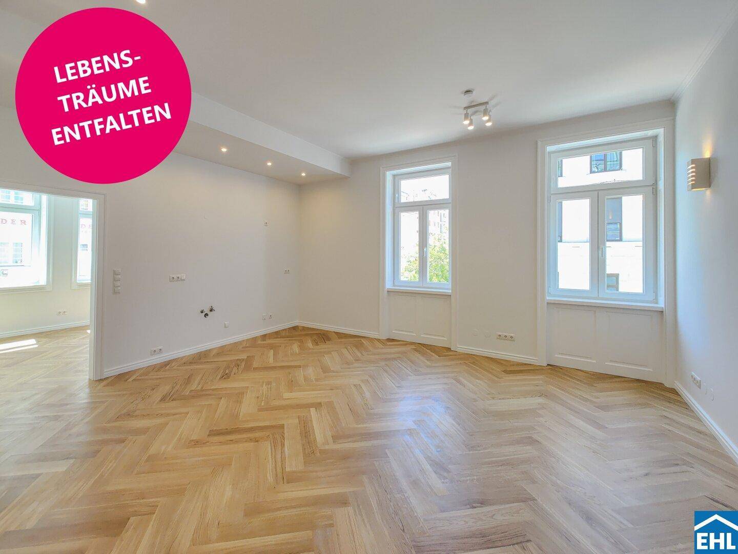 Geräumiges, helles Zimmer mit Fischgrätparkett und großen Fenstern, bereit zur individuellen Gestaltung.