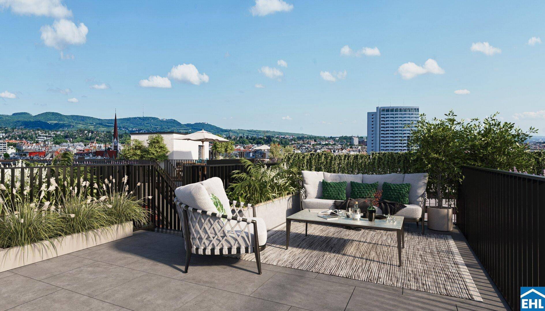 Möblierte Dachterrasse mit bequemen Sitzgelegenheiten und einem weiten Blick über die Stadt.