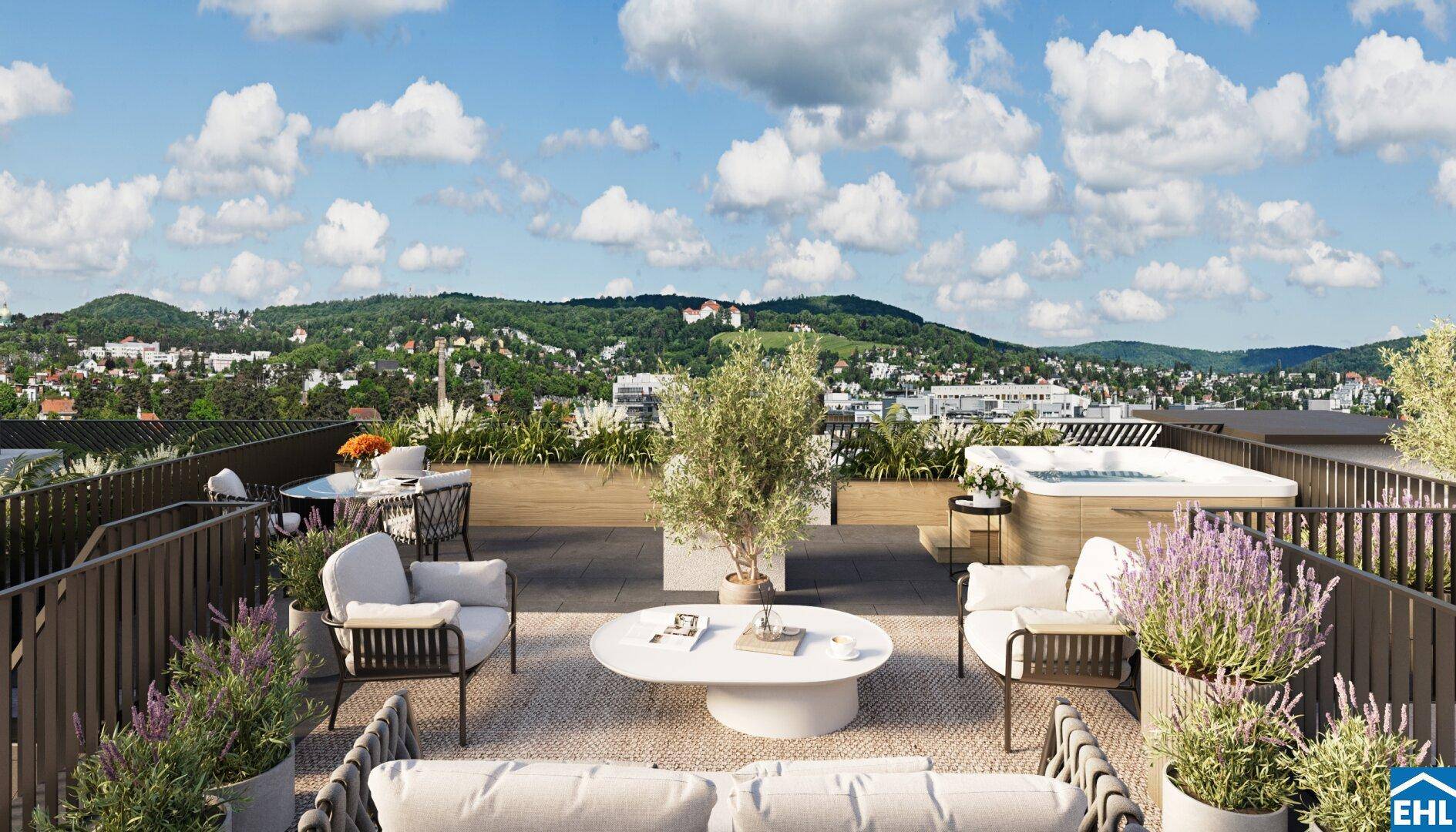 Exklusive Dachterrasse mit Whirlpool, Lounge-Möbeln und einem atemberaubenden Blick auf die Stadt und Berge.