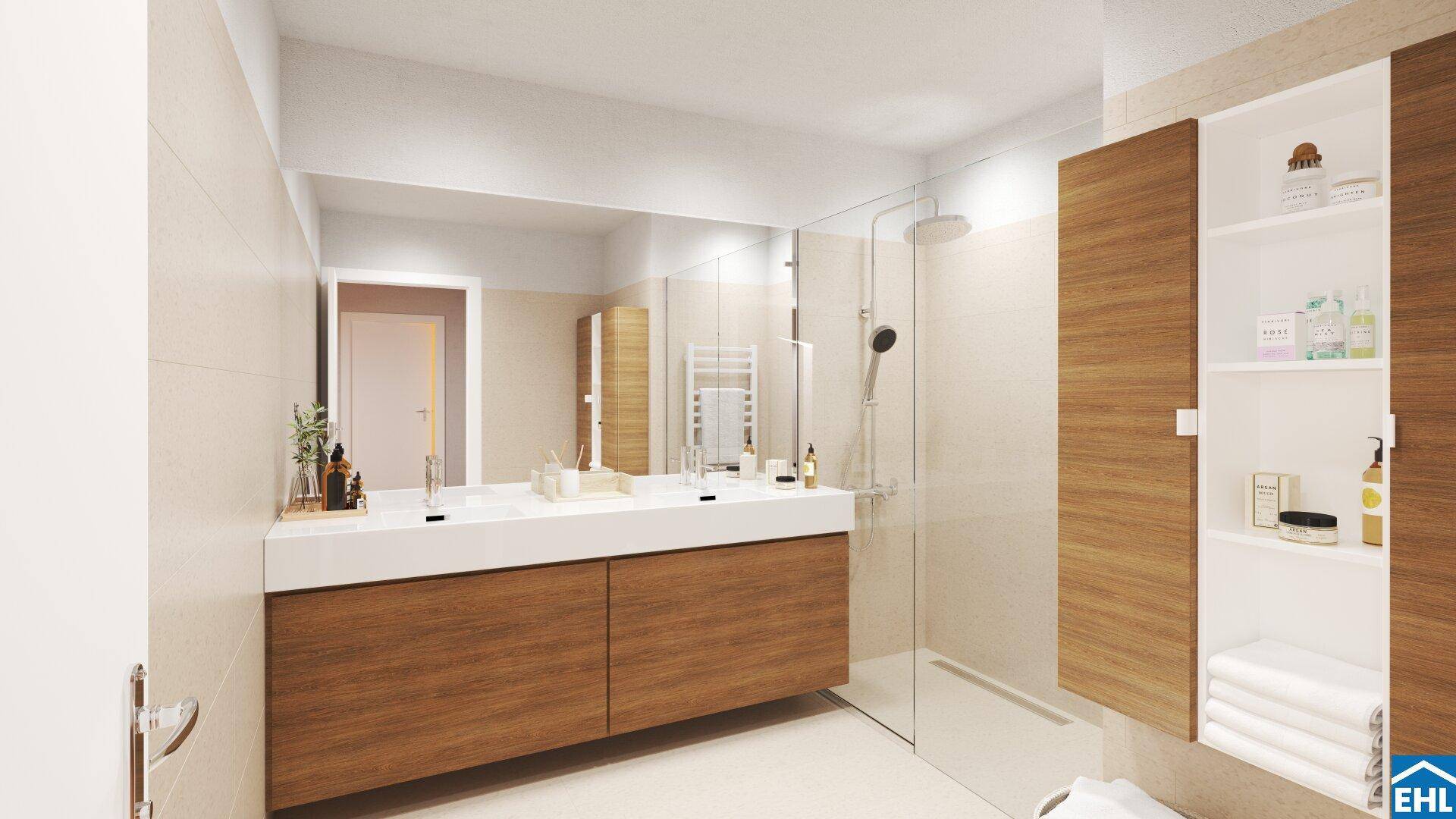 Modernes Badezimmer mit Doppelwaschbecken, großer Spiegelfläche und begehbarer Dusche.