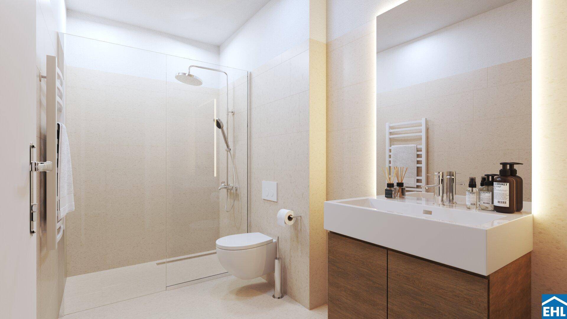 Helles Badezimmer mit Einzelwaschbecken, beleuchtetem Spiegel und begehbarer Dusche.