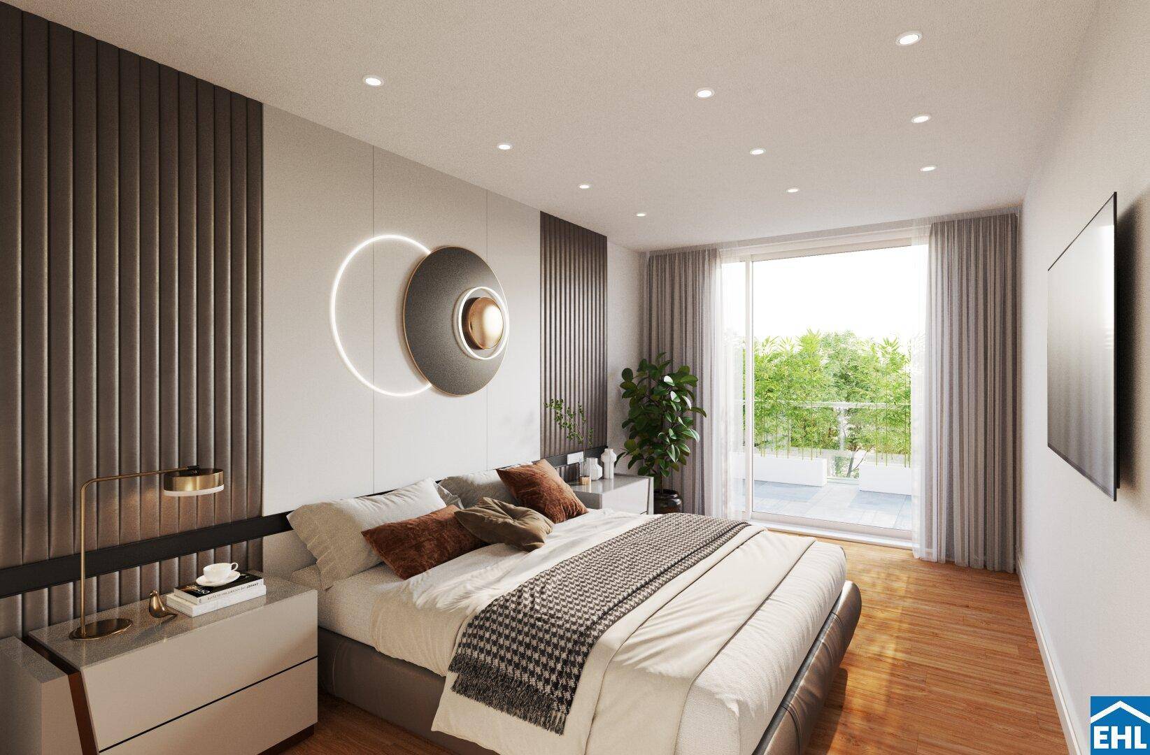 Modernes Schlafzimmer mit Holzboden, stilvoller Wandgestaltung und Zugang zum Balkon.