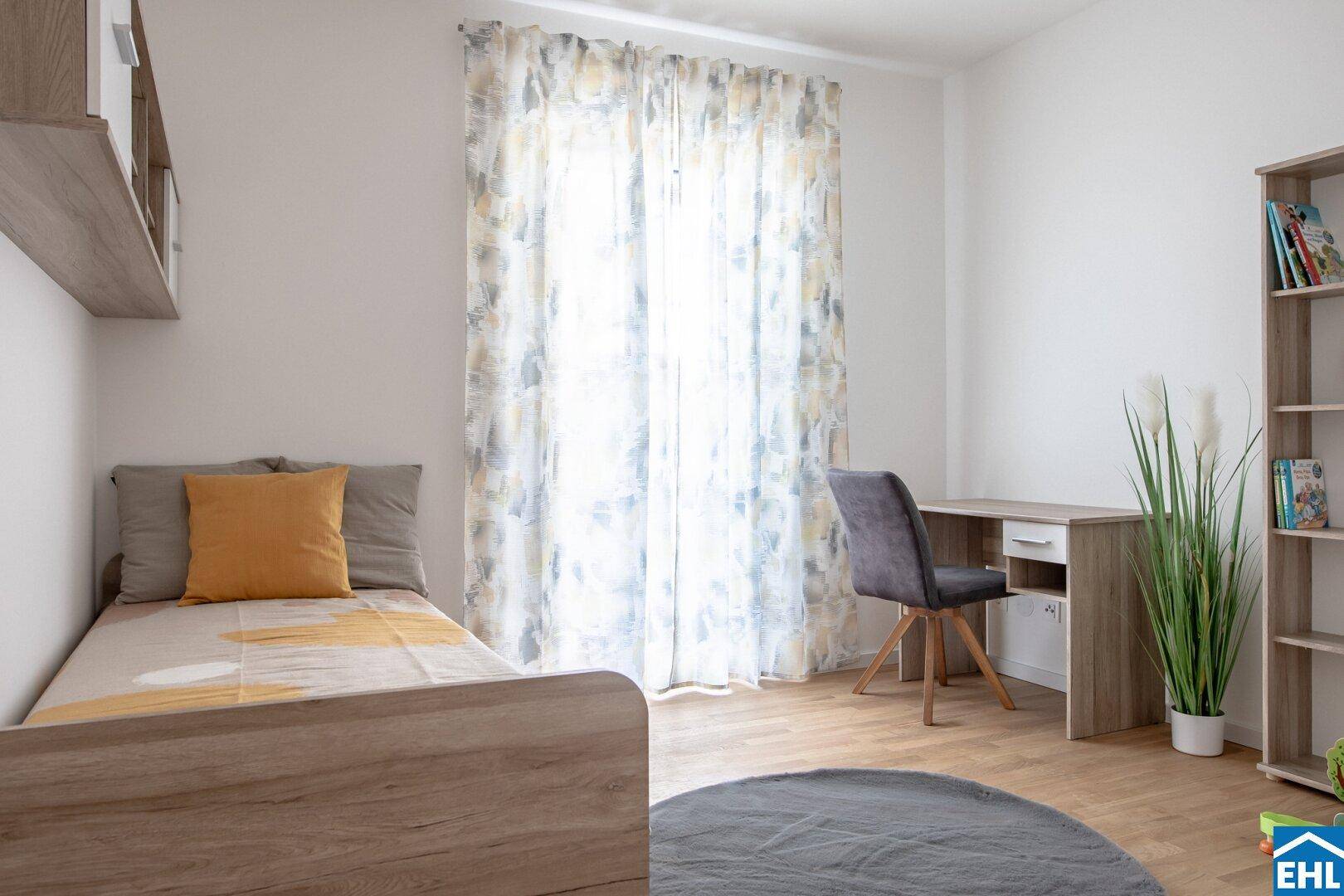 Gemütliches Kinderzimmer mit Holzbett, Schreibtisch und Regal, gut beleuchtet durch ein großes Fenster.