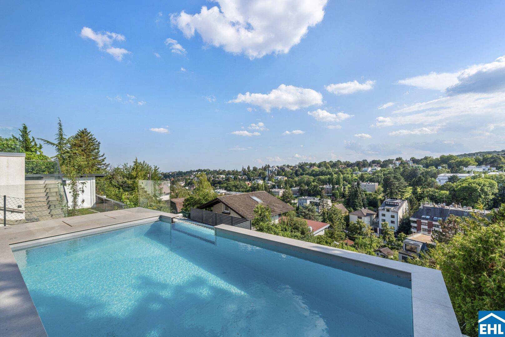 Infinity-Pool mit atemberaubendem Panoramablick über die Stadt und die umliegende Landschaft.