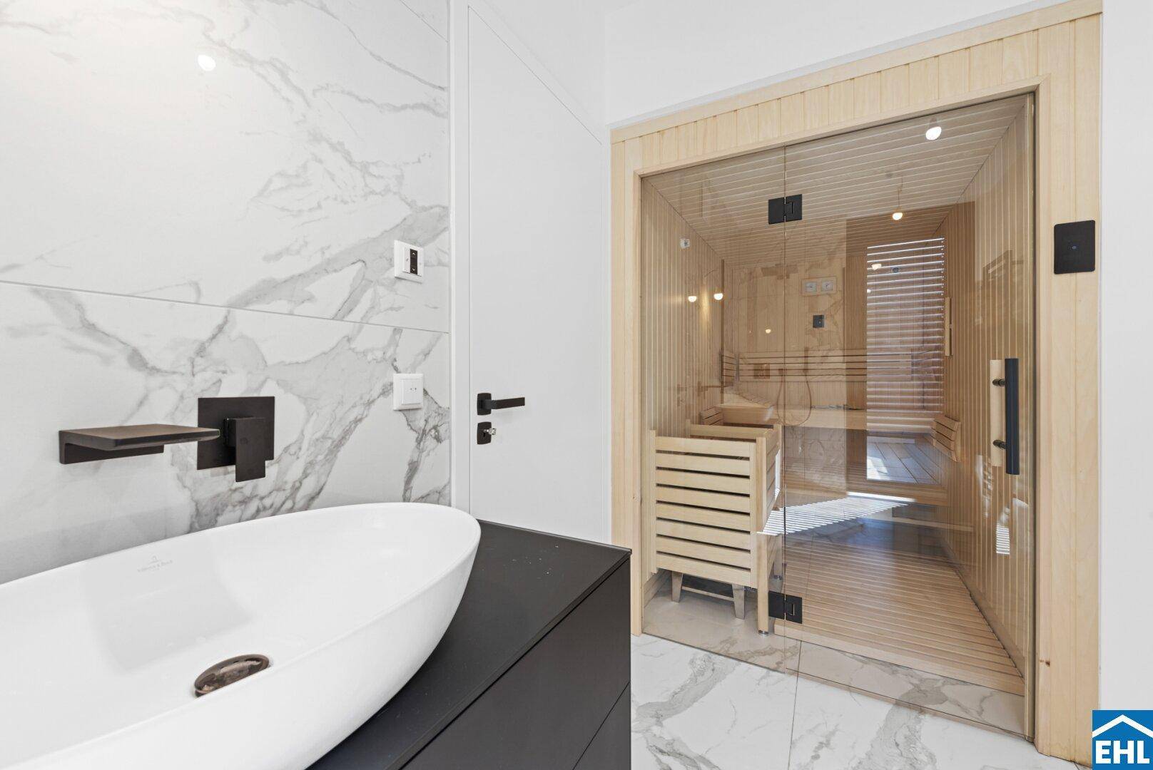 Exklusives Badezimmer mit Marmorfliesen und integrierter Sauna für Wellnessmomente.