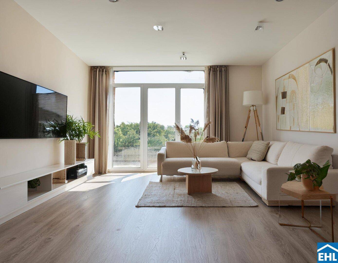 Modernes Wohnzimmer mit großem Fernseher, hellem Parkettboden und weitem Blick ins Grüne.