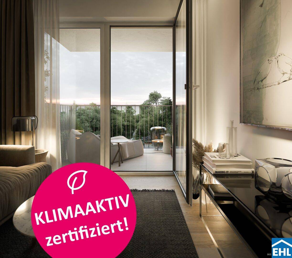 Helles Wohnzimmer mit Zugang zu einem möblierten Balkon und Blick ins Grüne.