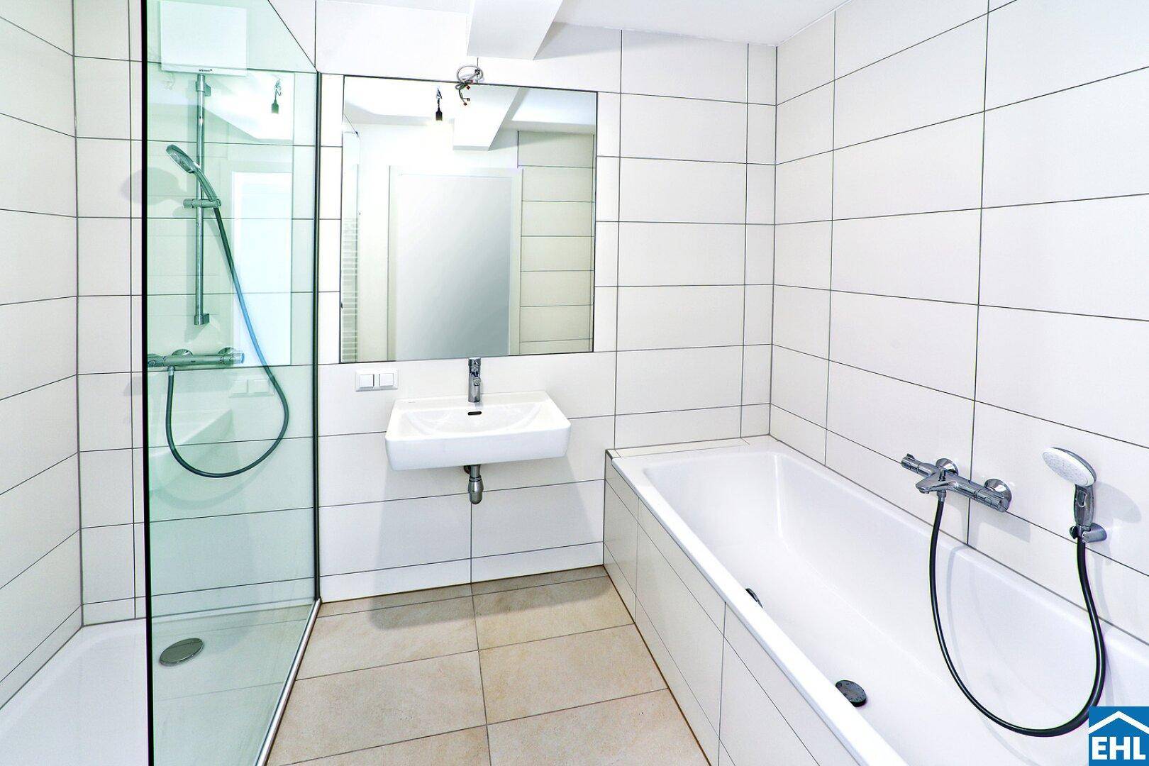 Modernes Badezimmer mit Badewanne, Duschkabine und weißen Fliesen, ausgestattet mit einem Einzelwaschbecken.