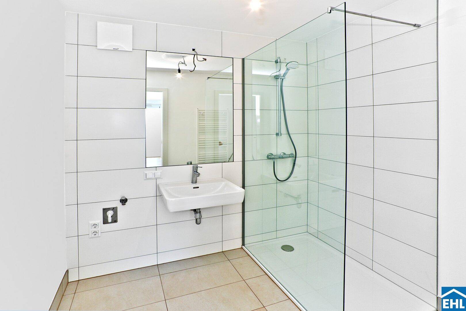 Modernes Badezimmer mit weißen Fliesen, begehbarer Dusche und Einzelwaschbecken.